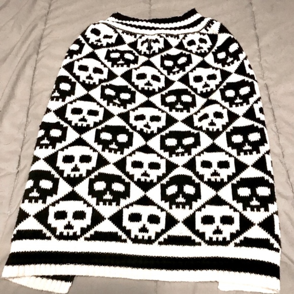 Black and white skull sweater. Great for Halloween 💀💀💀